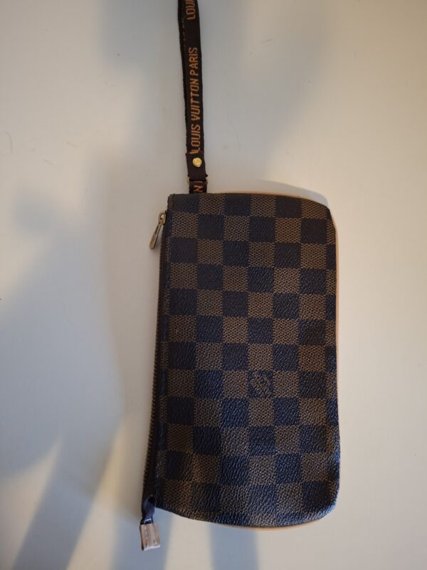 20260219_093901 Louis Vuitton Epi leer polstasje - luxe voor elke gelegenheid!