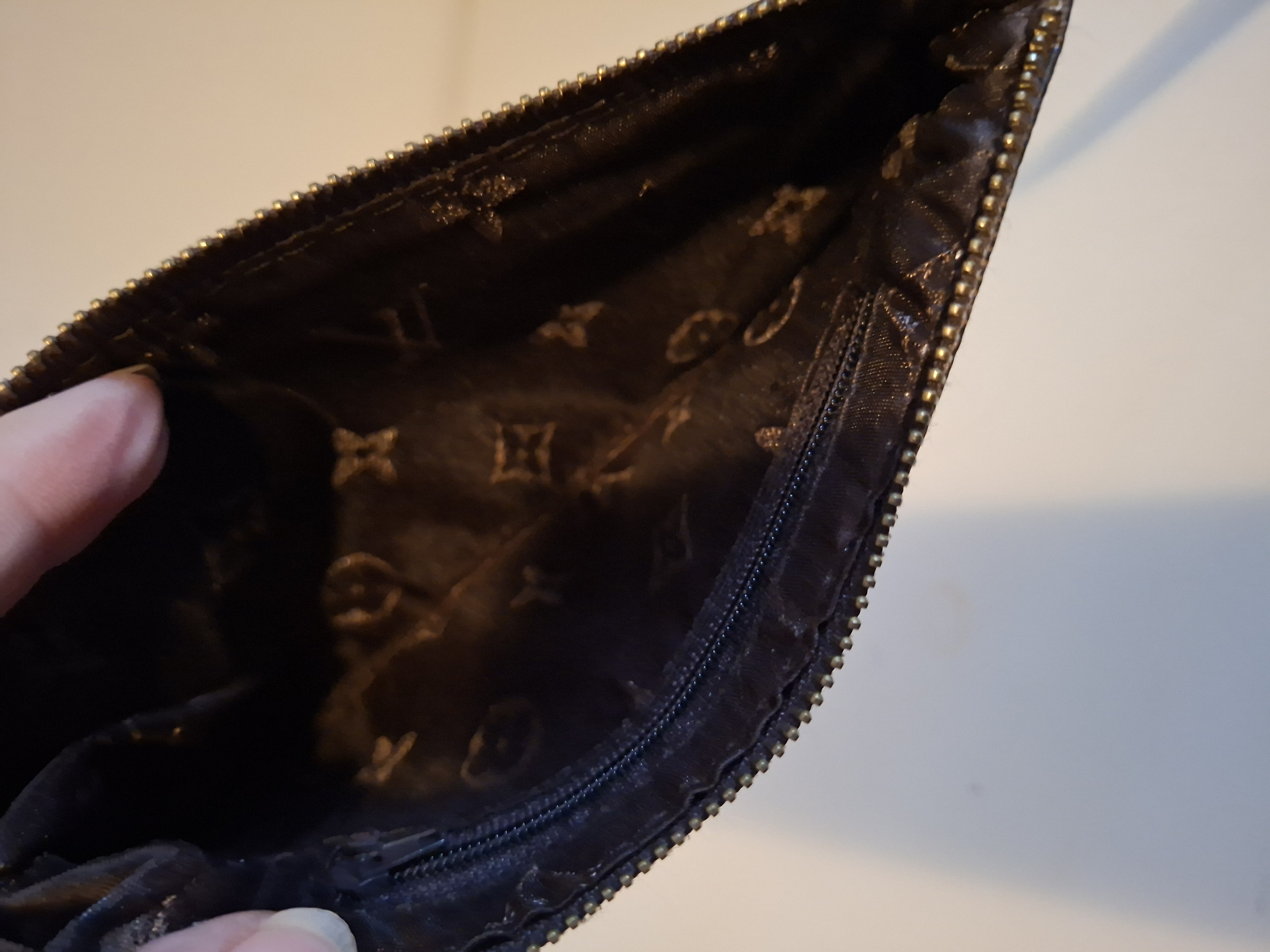 20260219_093943 Louis Vuitton Epi leer polstasje - luxe voor elke gelegenheid!