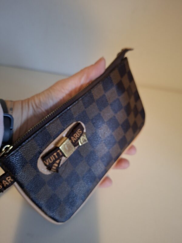 20260219_094114 Louis Vuitton Epi leer polstasje - luxe voor elke gelegenheid!