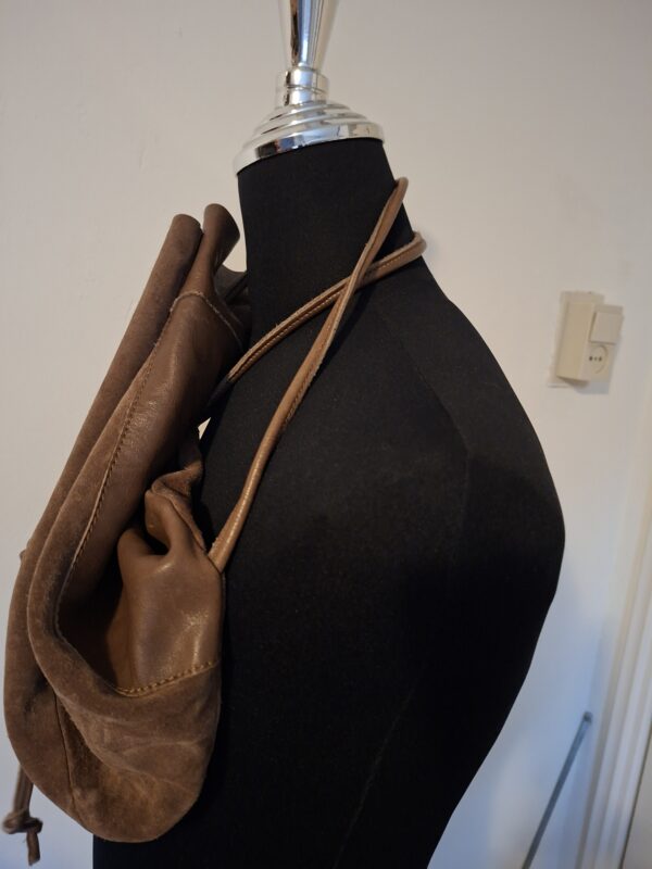 Bruine suède leren rugtas met trekkoord