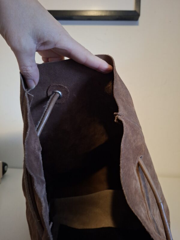 Bruine suède leren rugtas met trekkoord