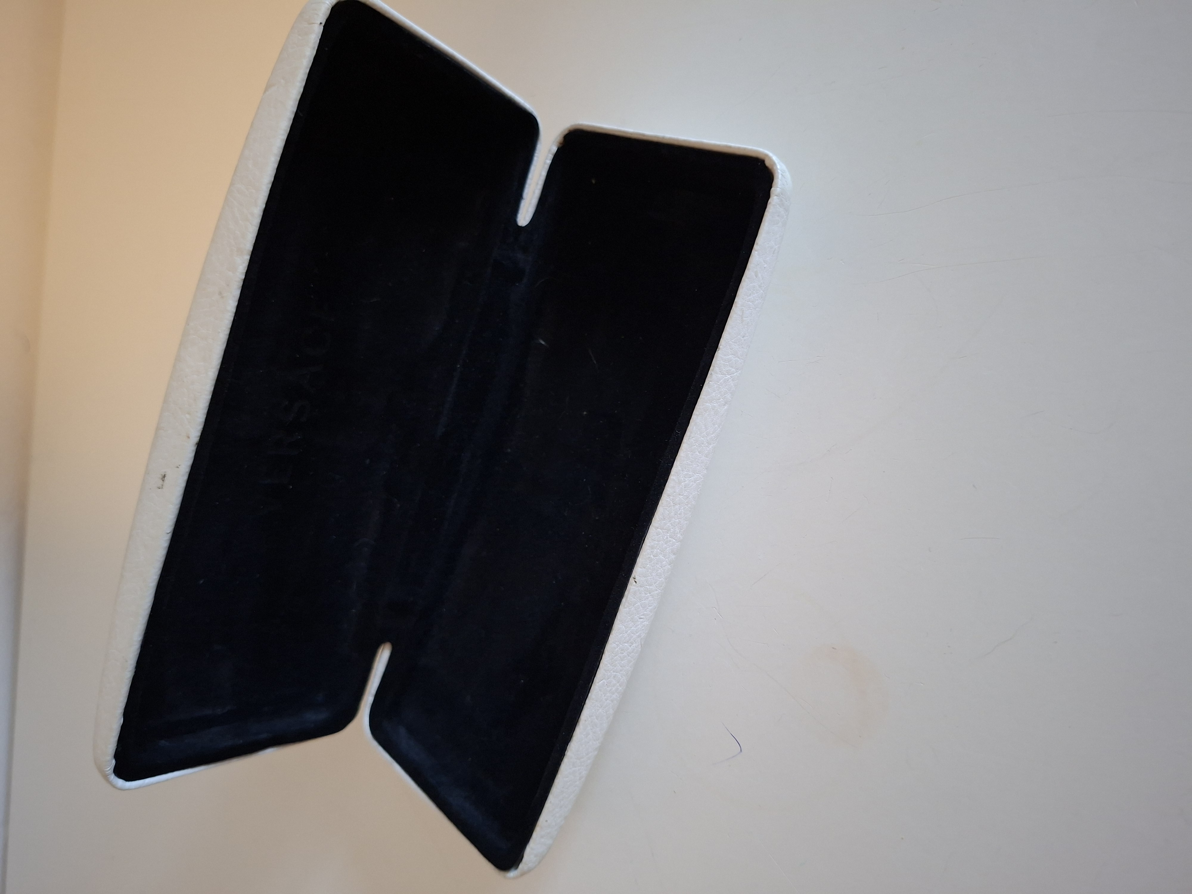 20260219_101300 Versace brillenkoker wit met gouden logo