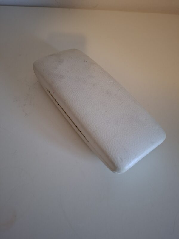 20260219_101309 Versace brillenkoker wit met gouden logo