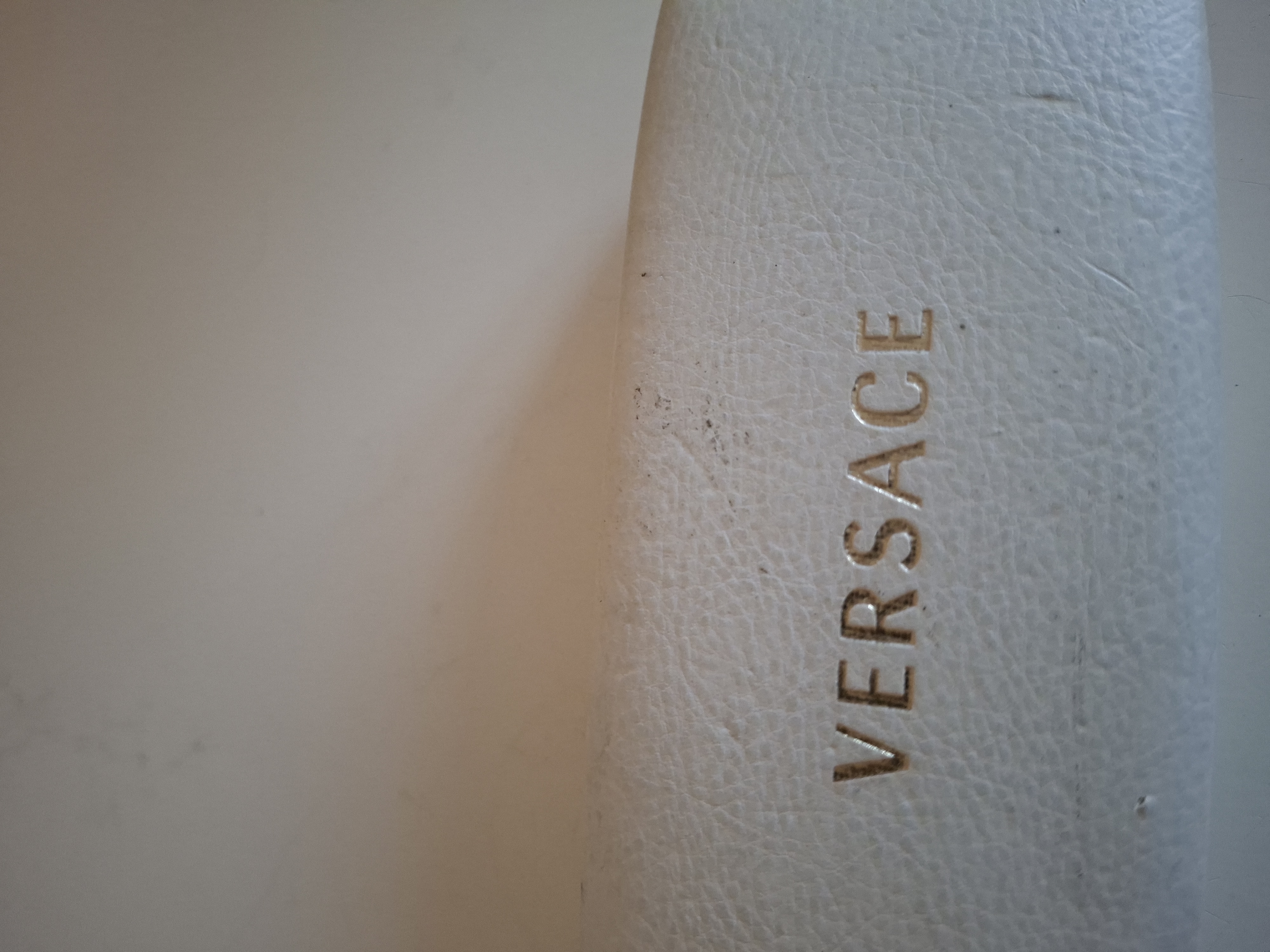 20260219_101325_001 Versace brillenkoker wit met gouden logo