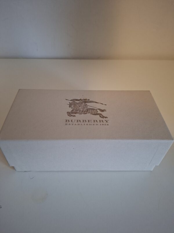 20260219_101338_001 Burberry oranje zonnebril met doos