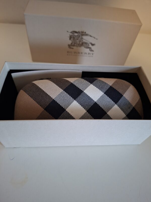 20260219_101408 Burberry oranje zonnebril met doos
