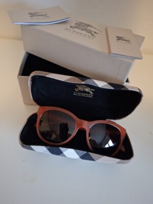 20260219_101432 Burberry oranje zonnebril met doos