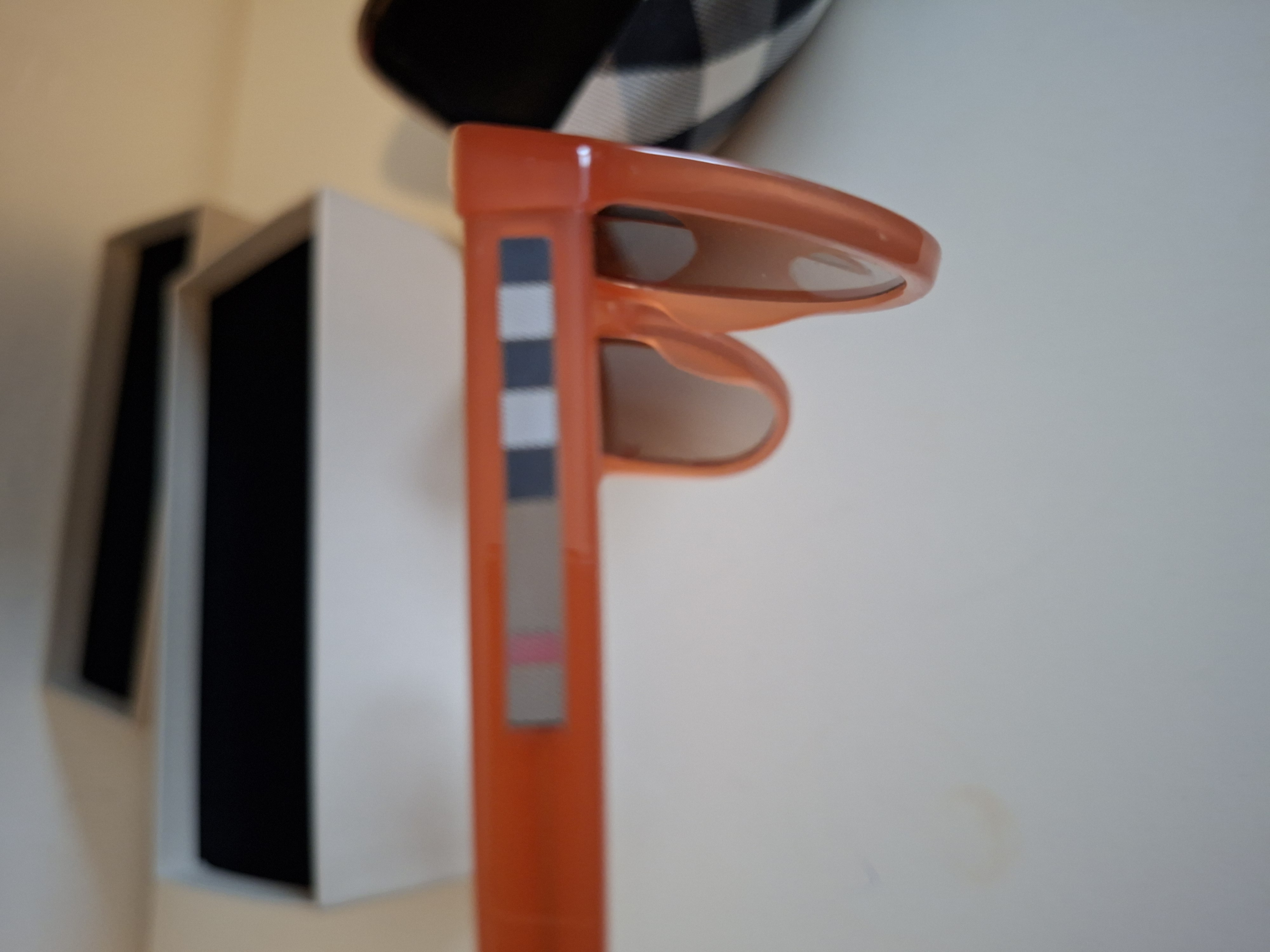 20260219_101510 Burberry oranje zonnebril met doos