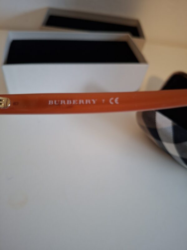 20260219_101523 Burberry oranje zonnebril met doos