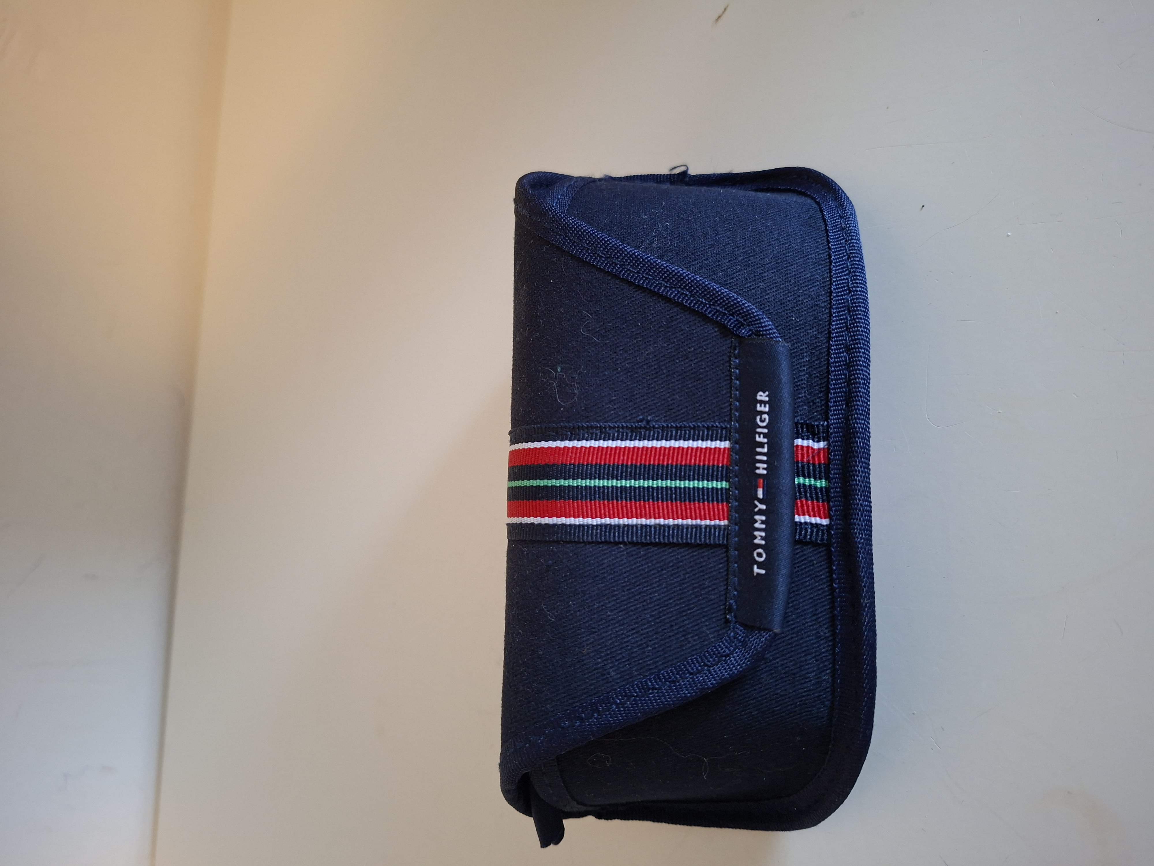 TOMMY HILFIGER rode zonnebril met originele etui