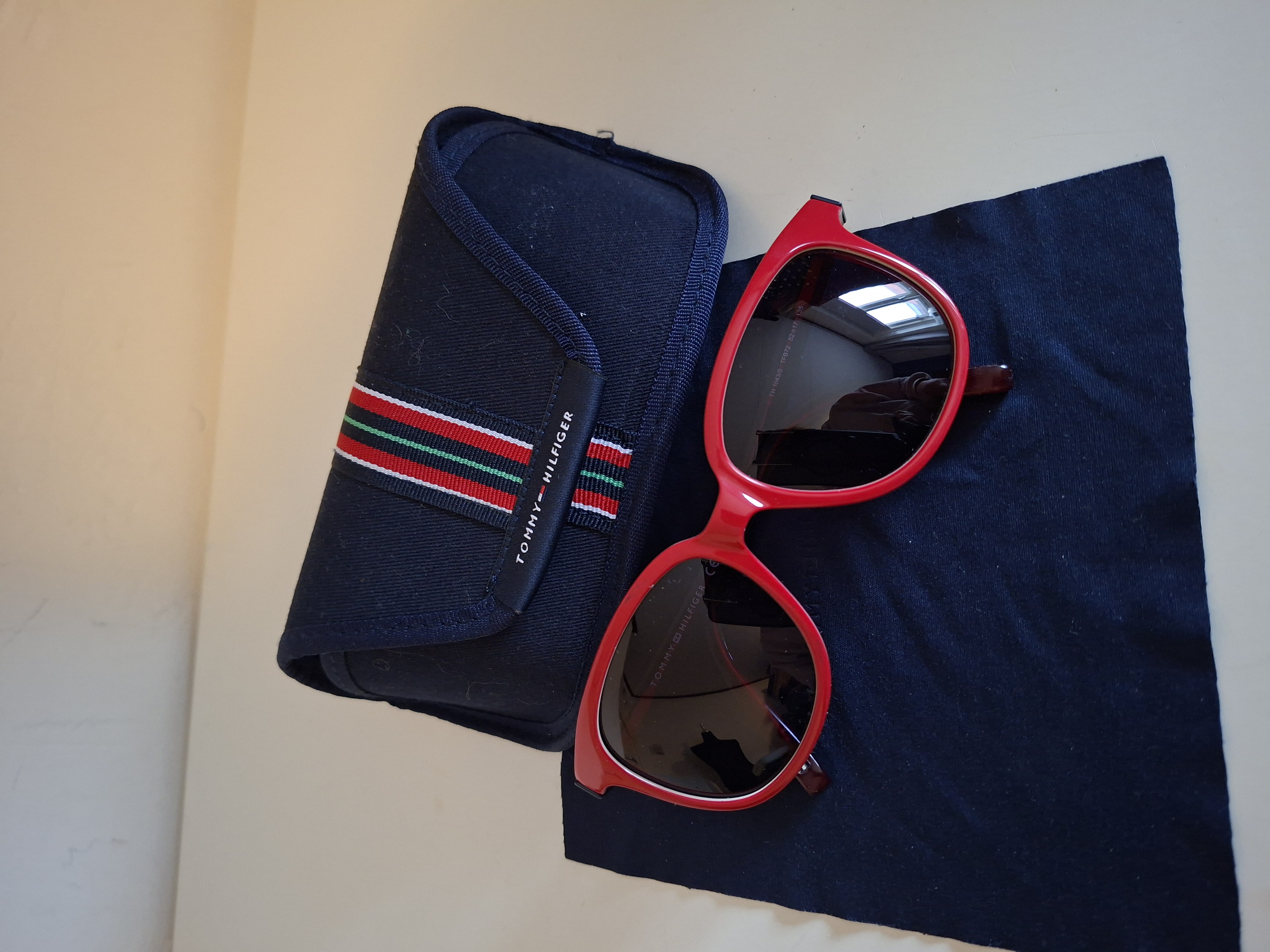 20260219_101640 TOMMY HILFIGER rode zonnebril met originele etui