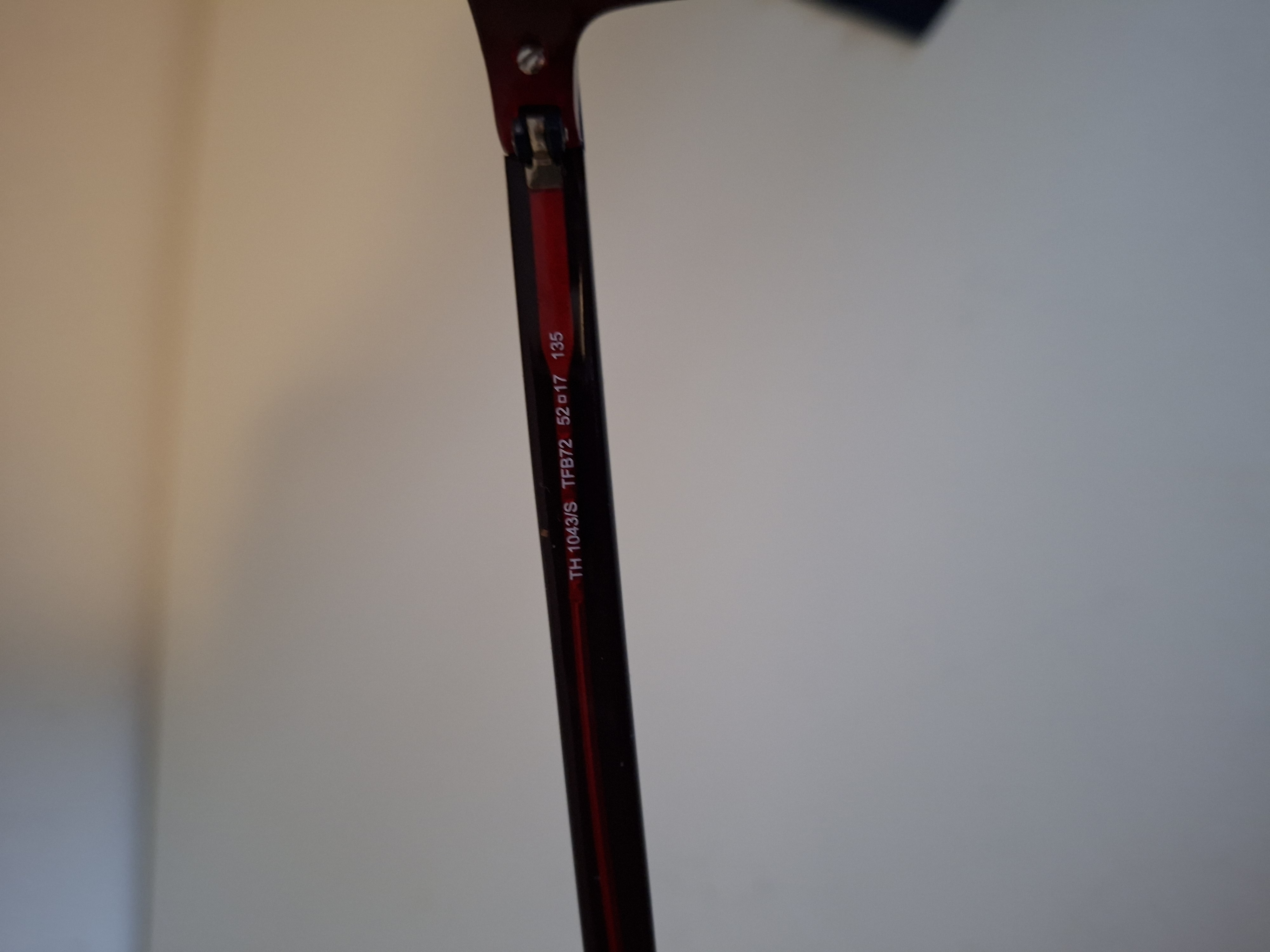 TOMMY HILFIGER rode zonnebril met originele etui