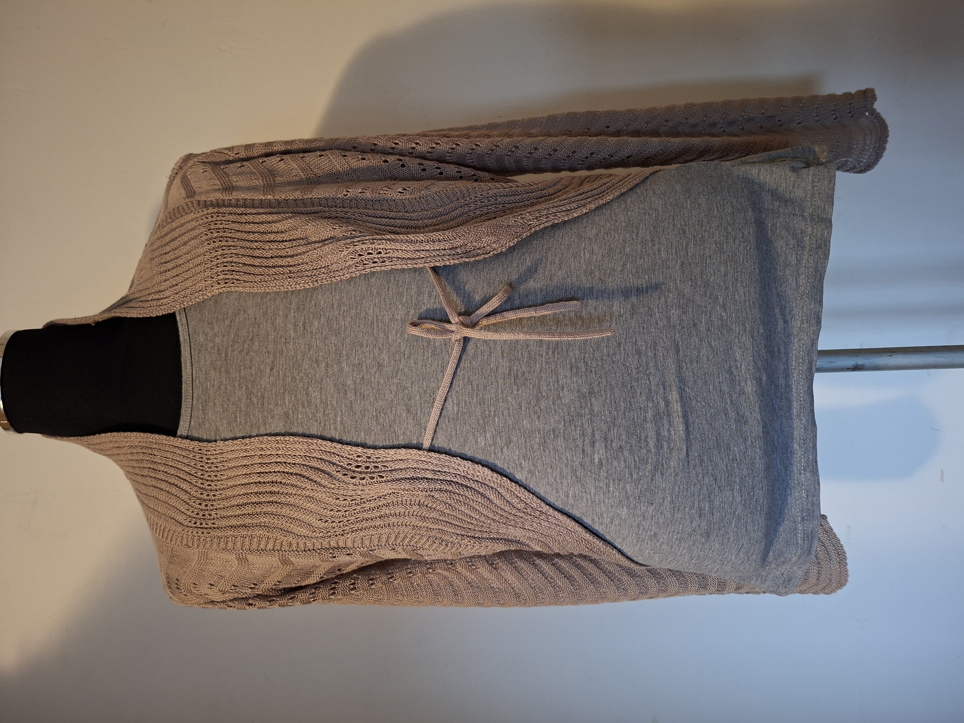 20260222_110150 Kiabi gebreid kort vestje met opengewerkt patroon - Taupe/beige