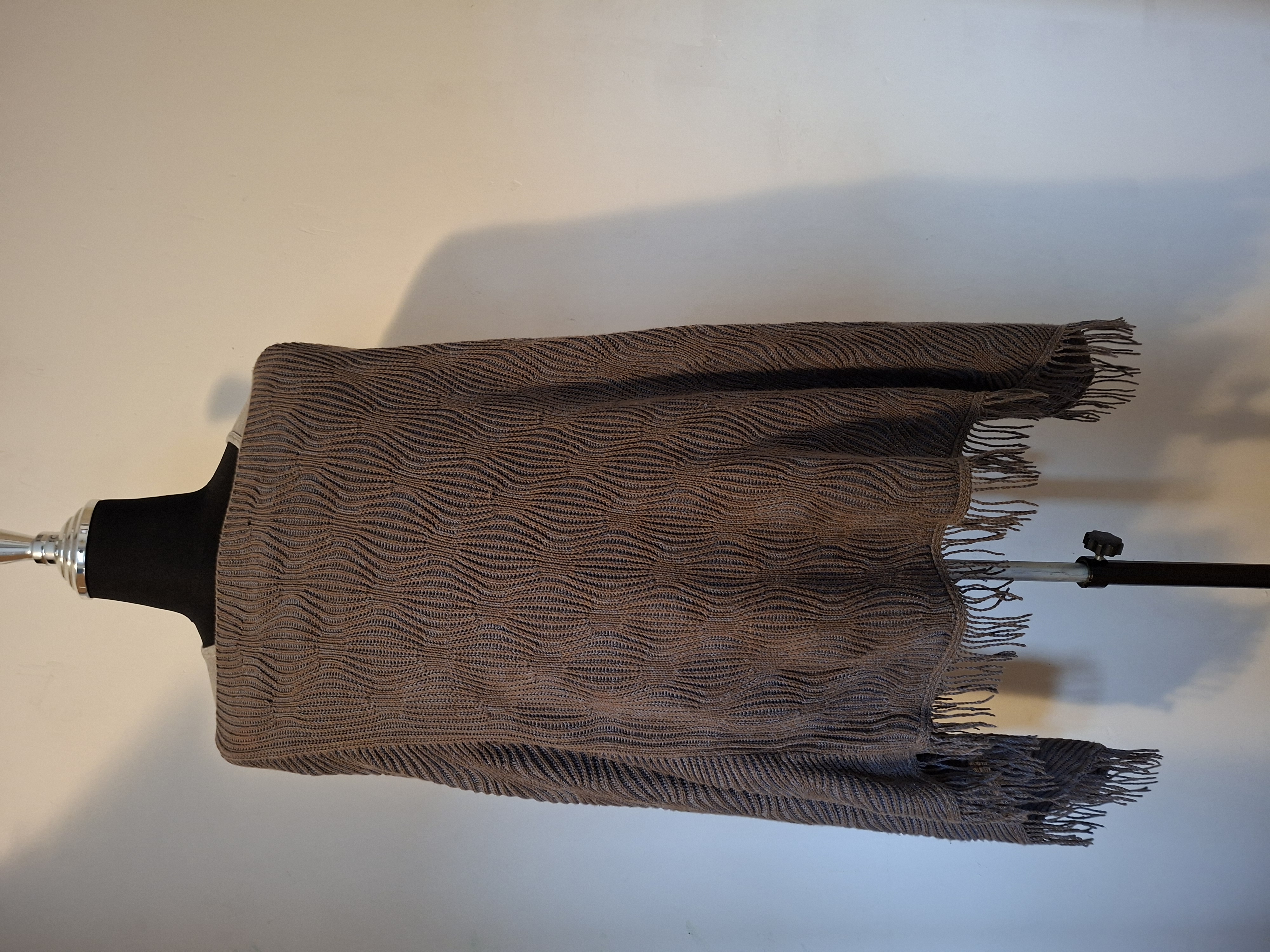20260222_110346 Gebreide poncho met golfpatroon en franjes - Taupe/bruin