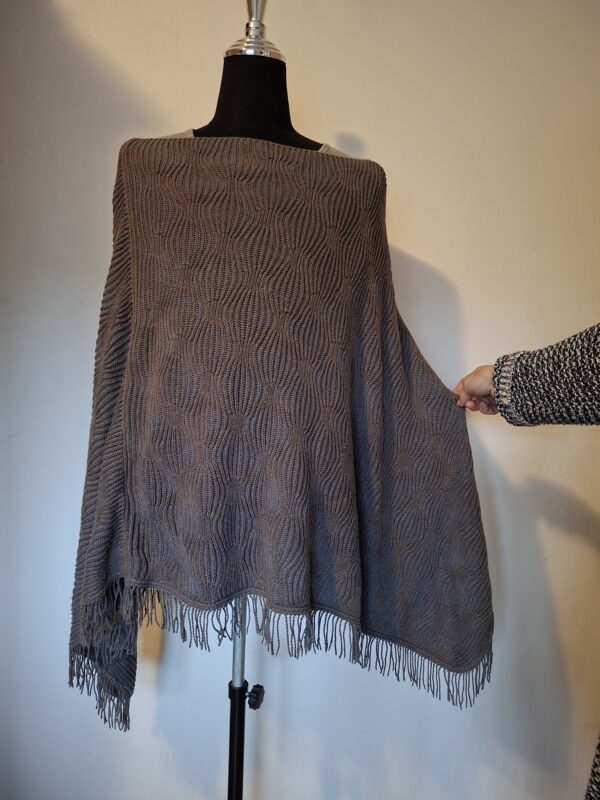 Gebreide poncho met golfpatroon en franjes - Taupe/bruin
