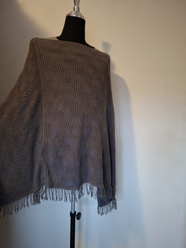 Gebreide poncho met golfpatroon en franjes - Taupe/bruin