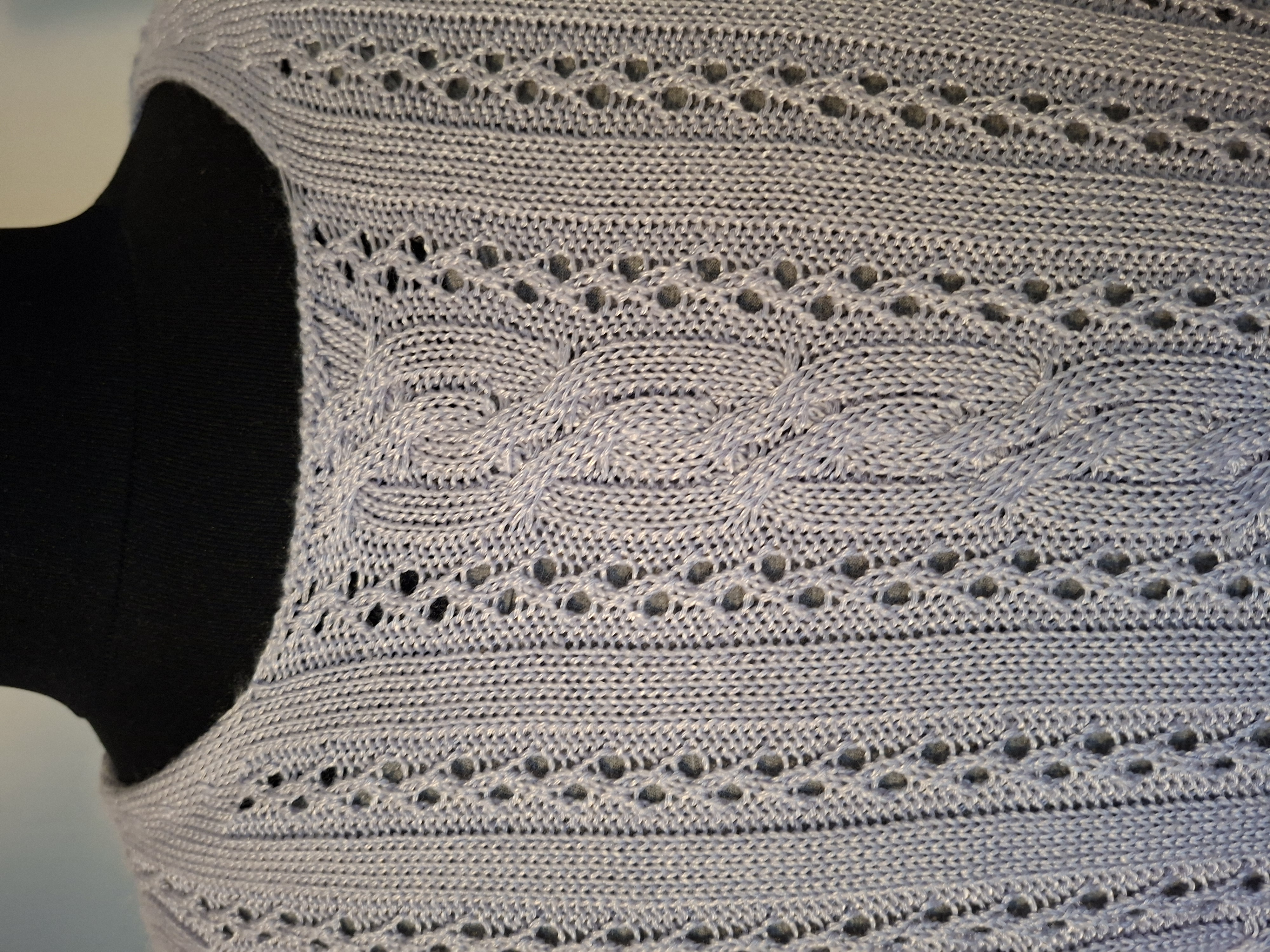 20260222_110523 Antedate gebreide trui met kabel- en ajour patroon - Lila