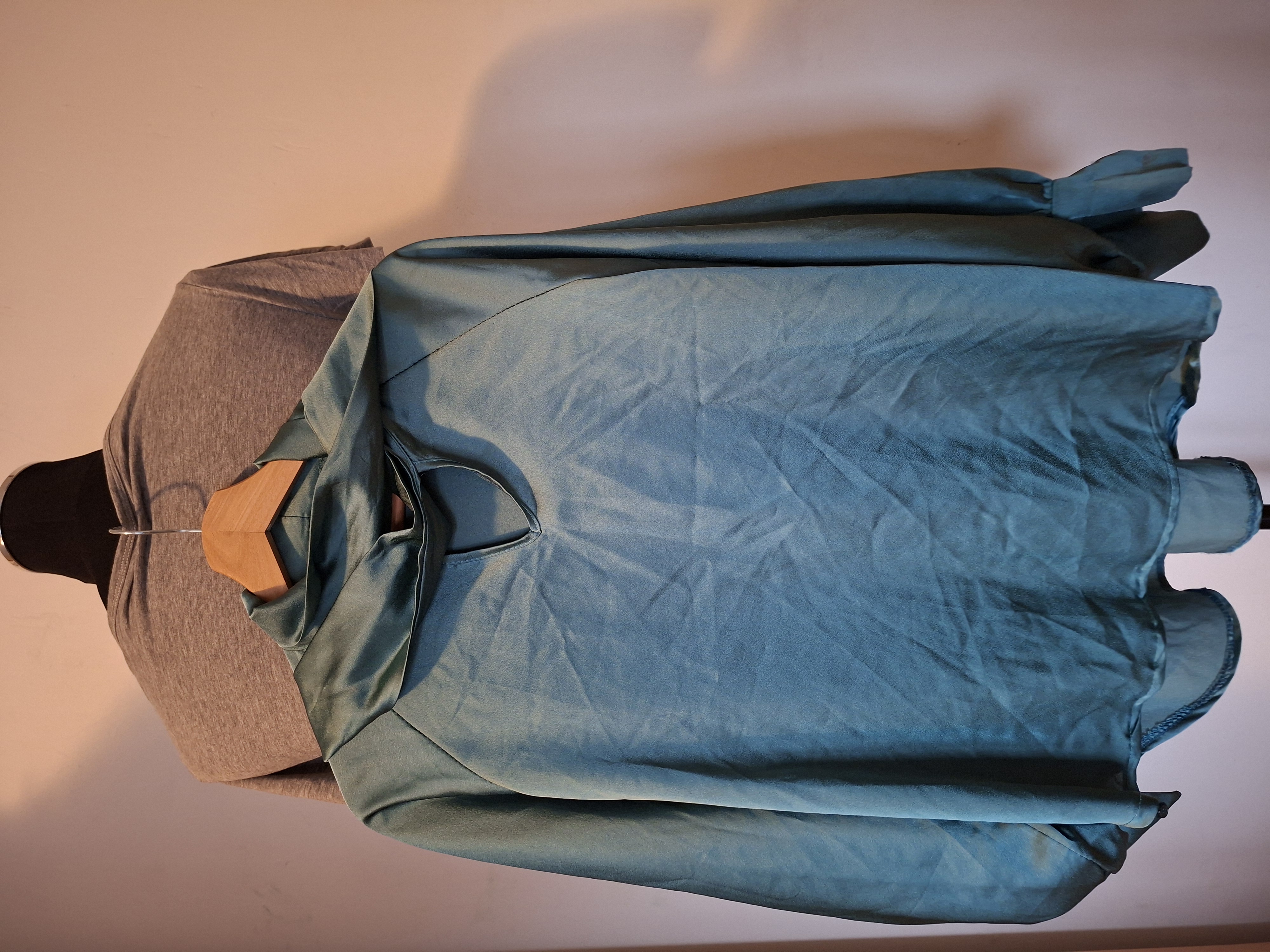 20260222_111959 Glanzende blouse met sjaalkraag - Diep groen/blauw