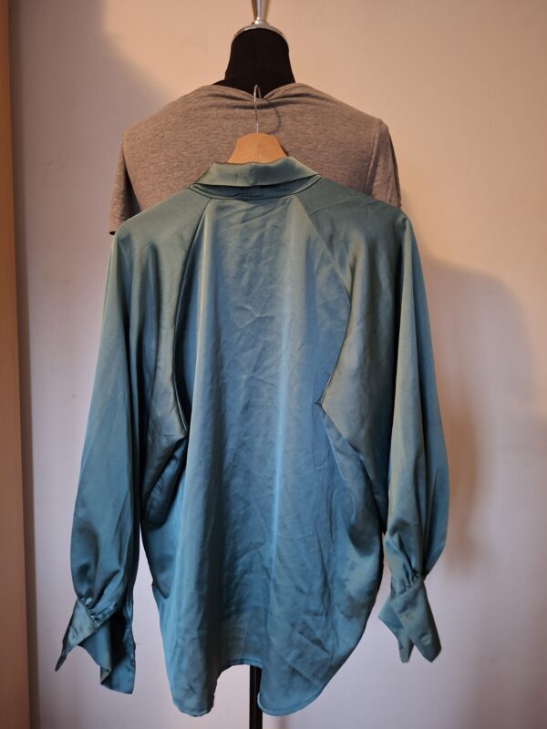 20260222_112015 Glanzende blouse met sjaalkraag - Diep groen/blauw
