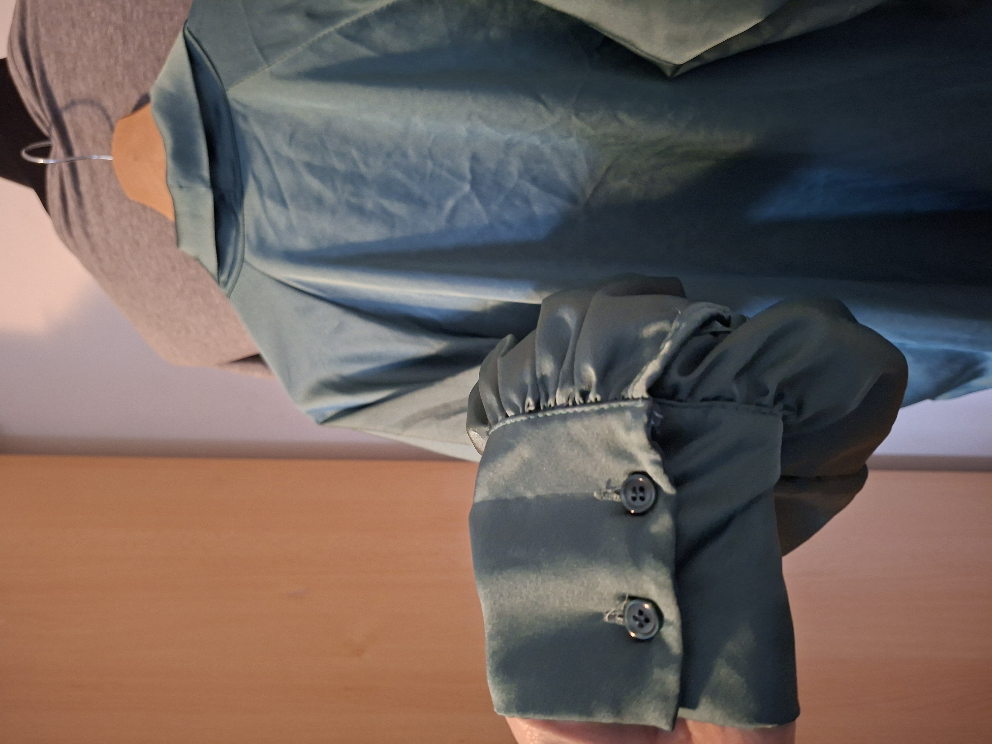 20260222_112036 Glanzende blouse met sjaalkraag - Diep groen/blauw