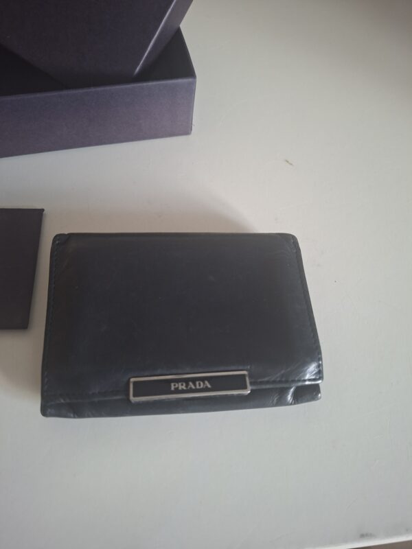 20260226_101834 Prada portemonnee zwart leer met doos en certificaat