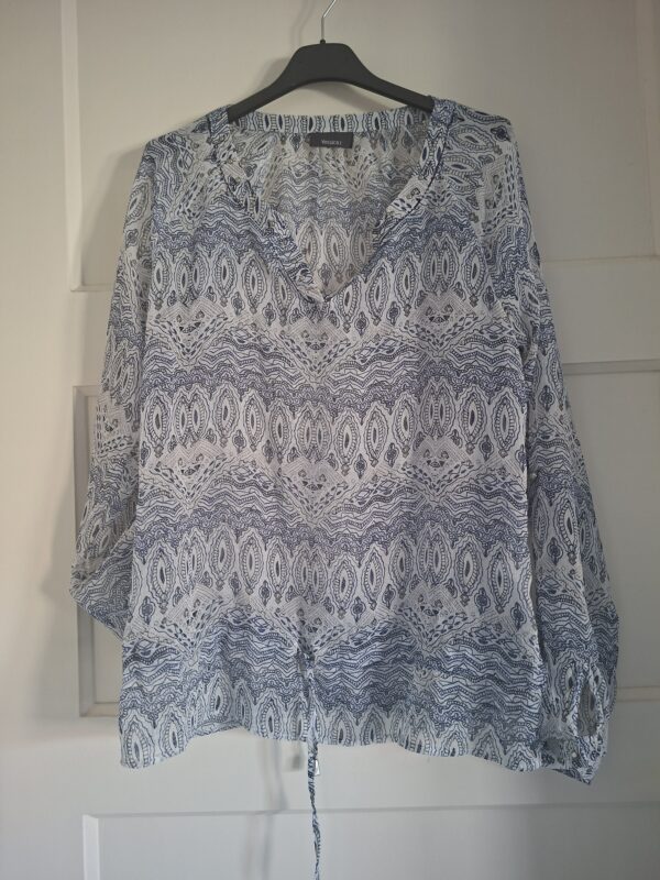 20260226_110851 Yessica blouse met blauwe print maat M