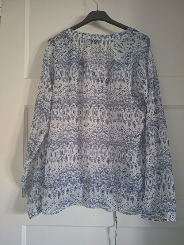 20260226_110910 Yessica blouse met blauwe print maat M