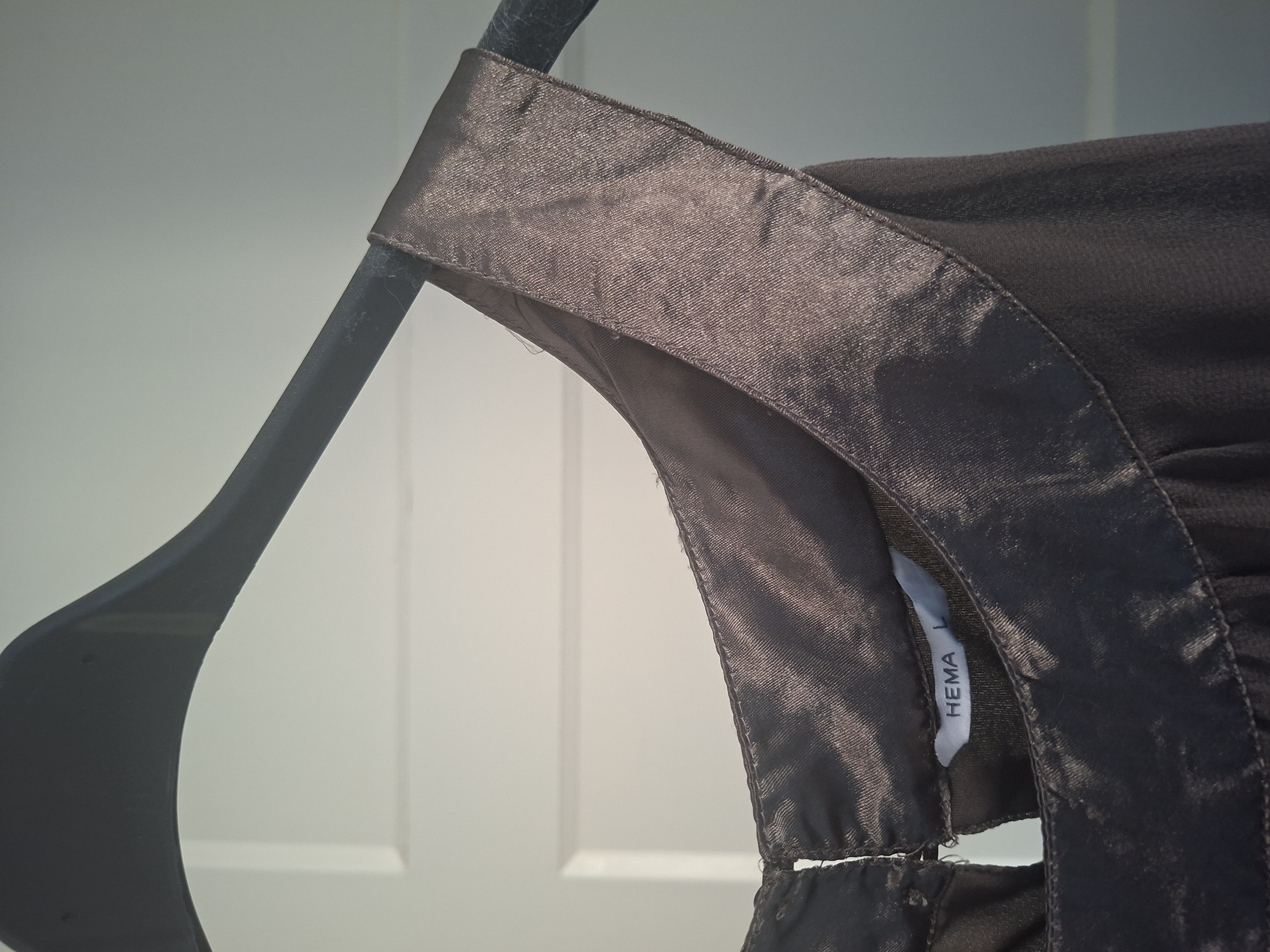 20260226_112133 HEMA taupe/bruine jurk met satijnen bies maat L