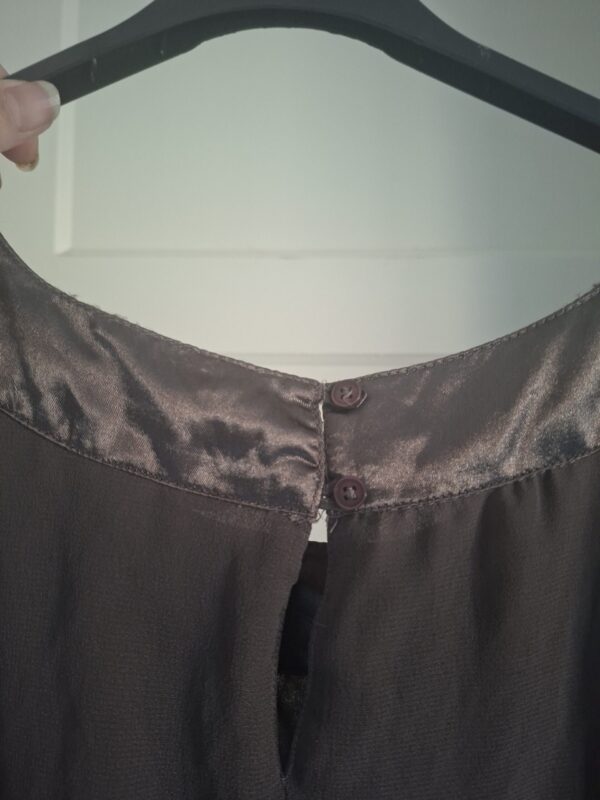 HEMA taupe/bruine jurk met satijnen bies maat L