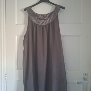 HEMA taupe/bruine jurk met satijnen bies maat L