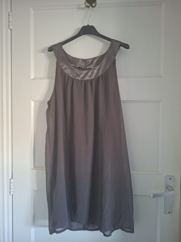 HEMA taupe/bruine jurk met satijnen bies maat L