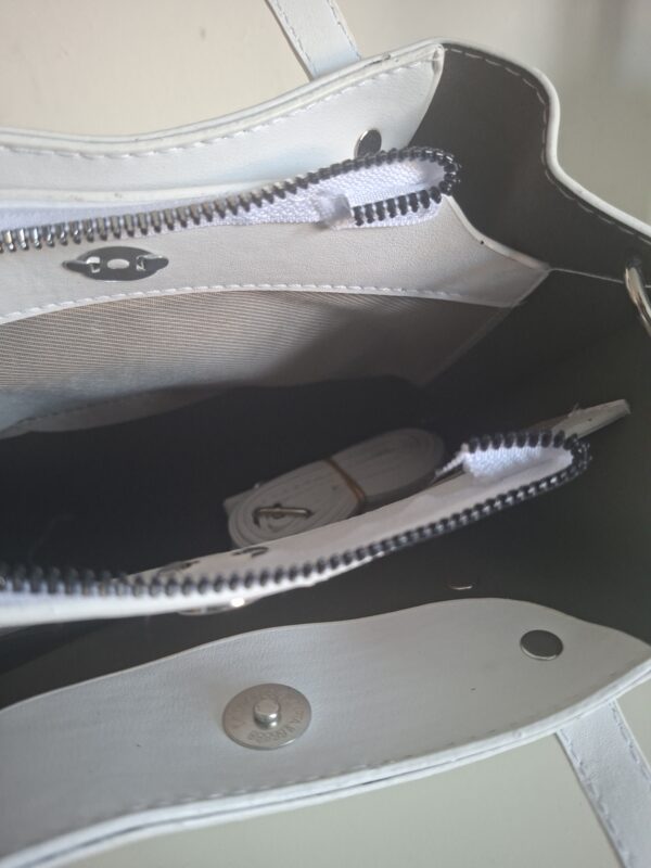Witte handtas kunstleer met zilveren details