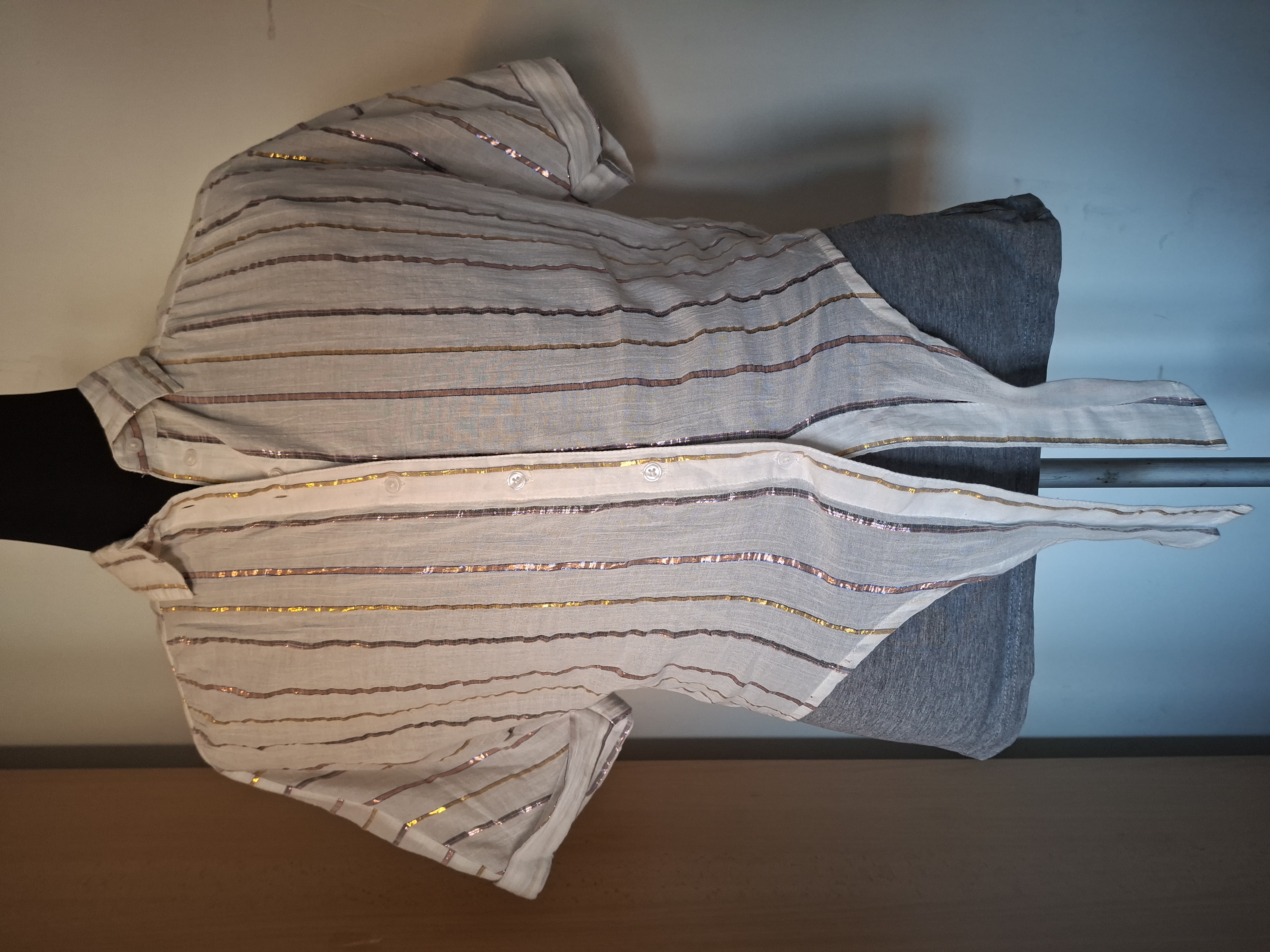 Knoopblouse wit metallic strepen maat S