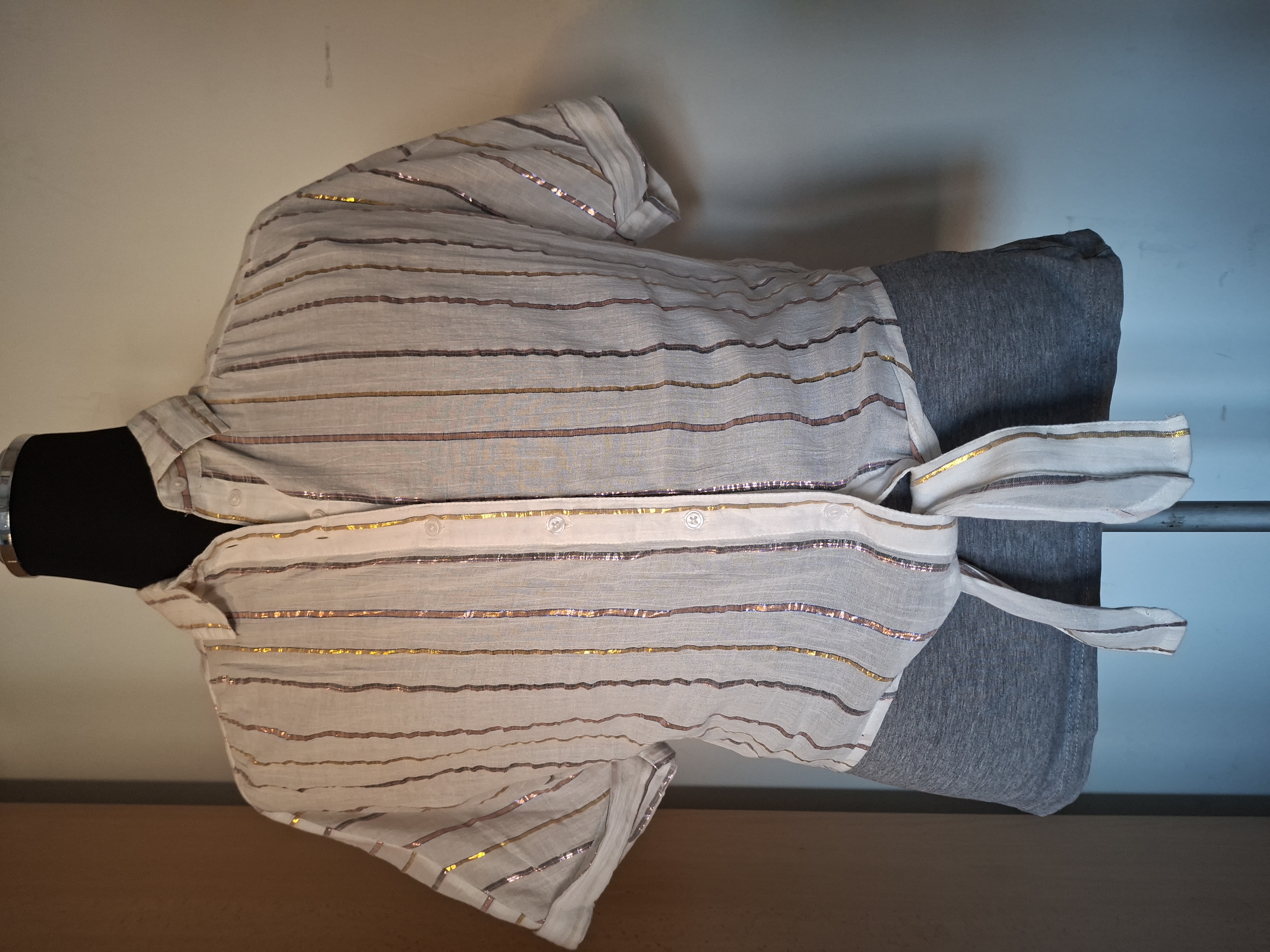 Knoopblouse wit metallic strepen maat S