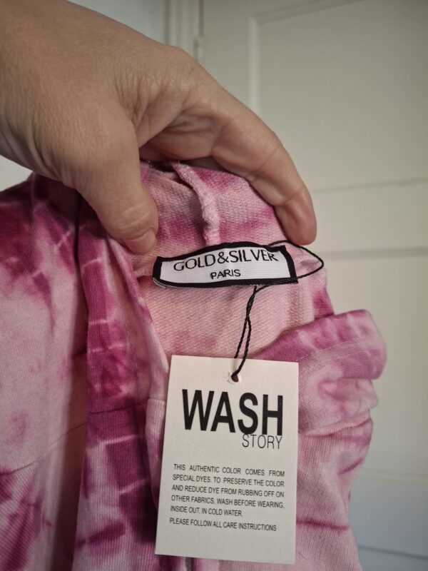 20260303_103609_001 Gold & Silver Paris hoodie roze tie-dye maat M