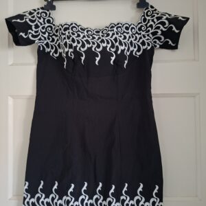 Jurkje zwart wit borduurwerk off-shoulder maat XS/S