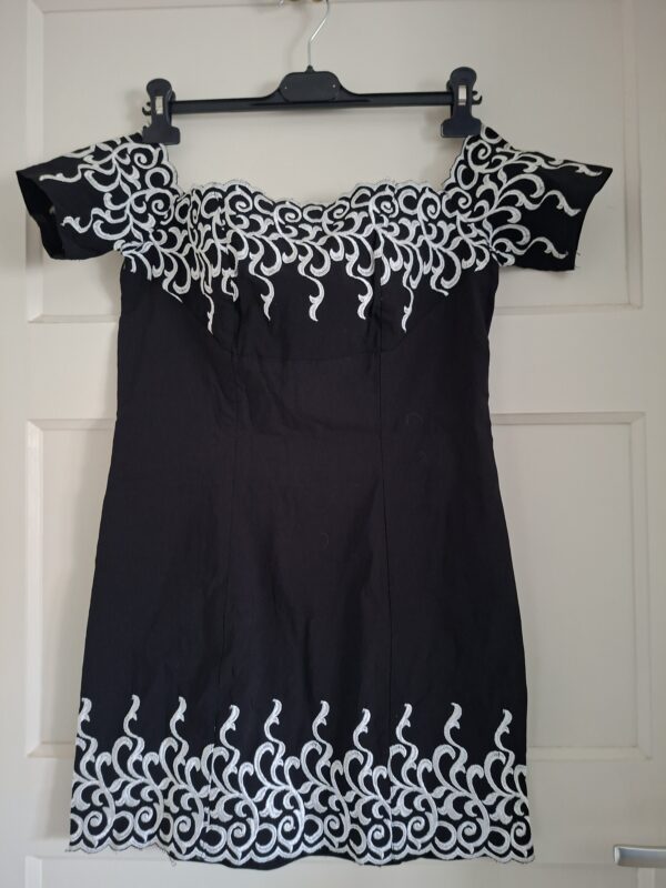 Jurkje zwart wit borduurwerk off-shoulder maat XS/S