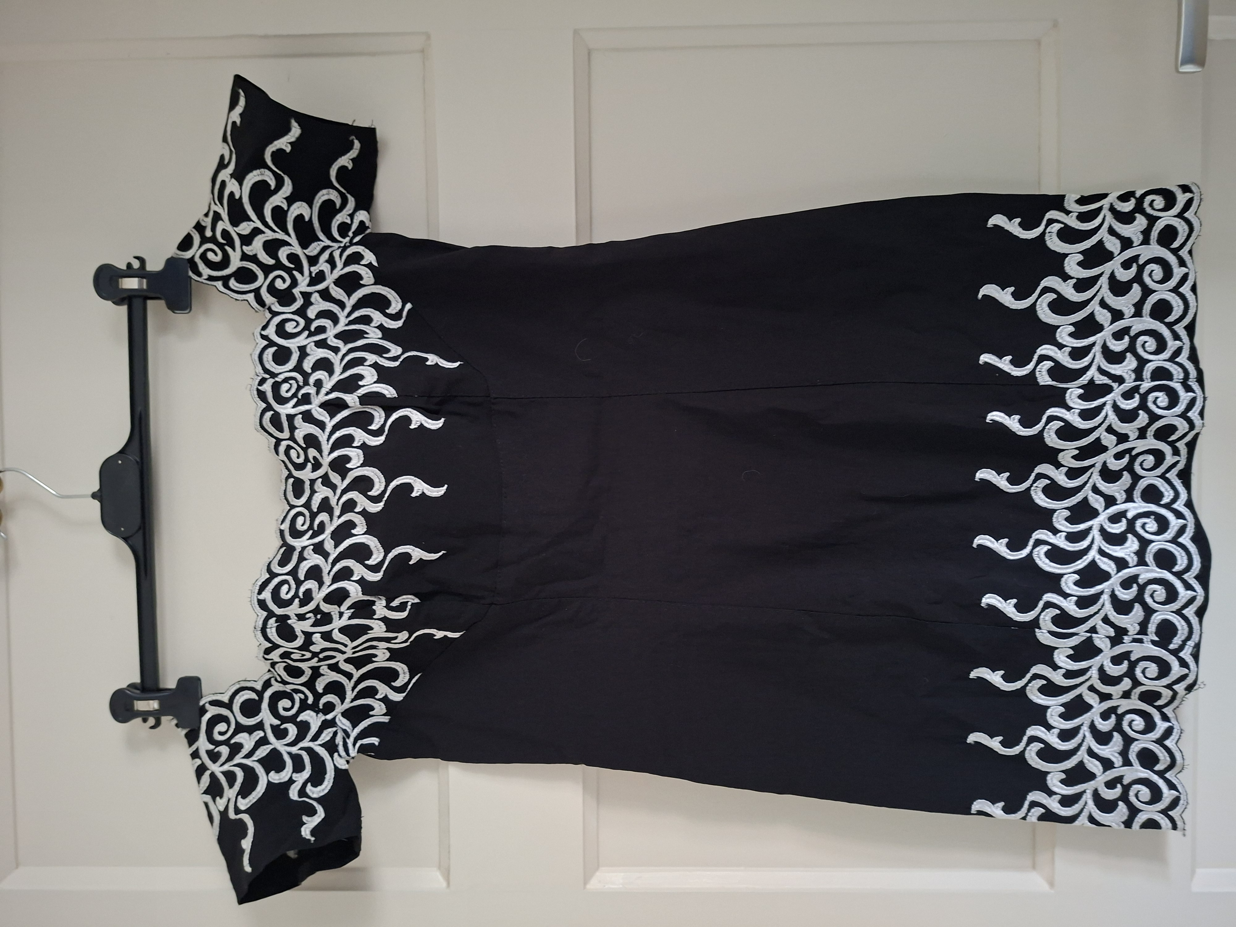 Jurkje zwart wit borduurwerk off-shoulder maat XS/S