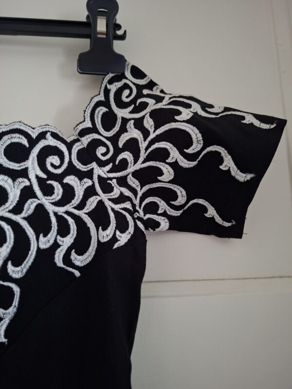 Jurkje zwart wit borduurwerk off-shoulder maat XS/S