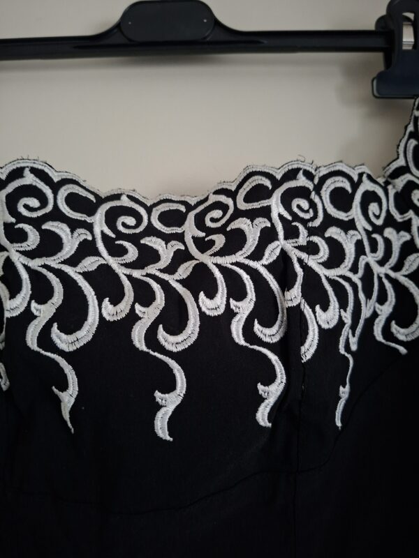 Jurkje zwart wit borduurwerk off-shoulder maat XS/S
