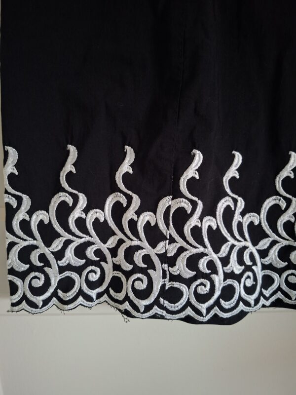 Jurkje zwart wit borduurwerk off-shoulder maat XS/S