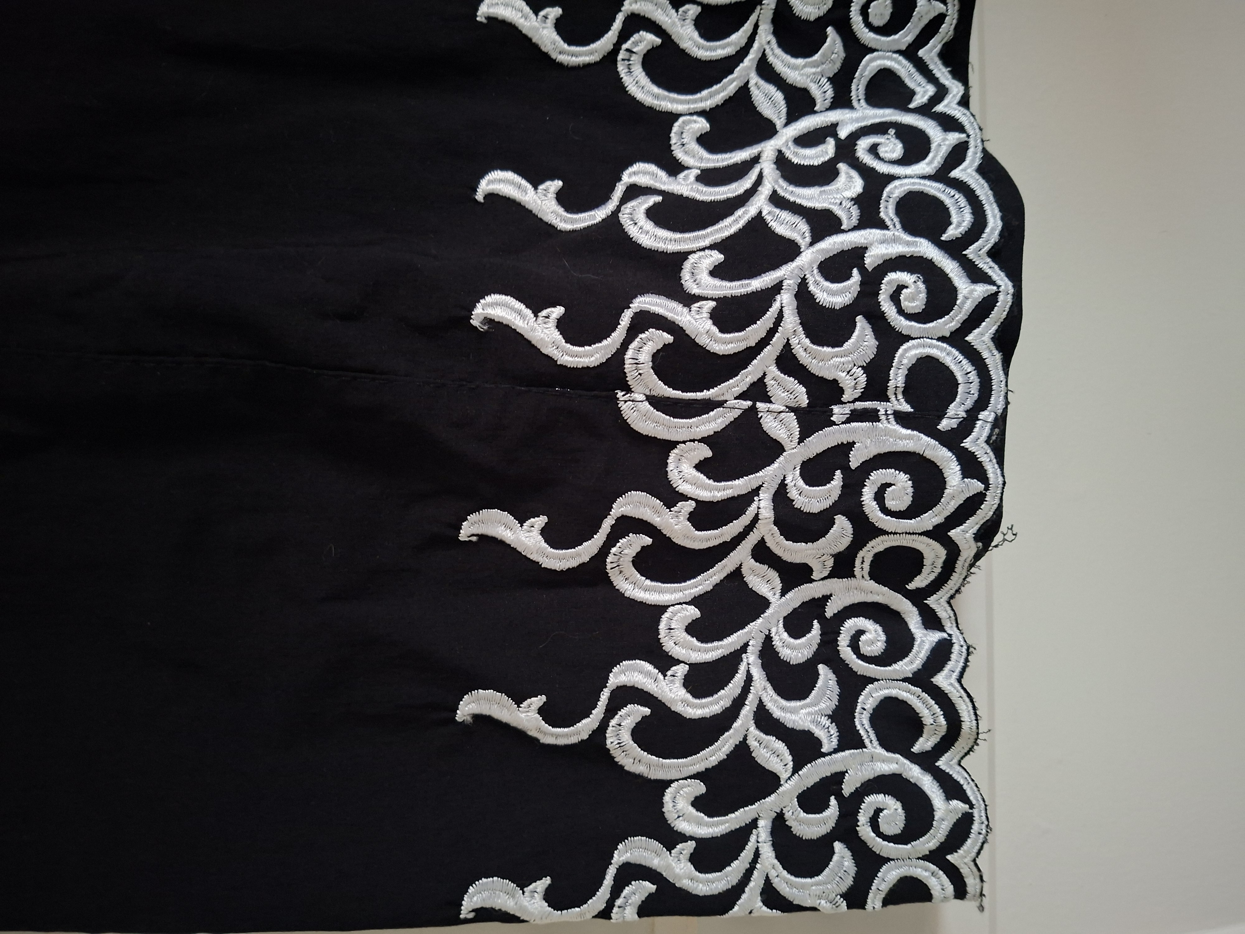 Jurkje zwart wit borduurwerk off-shoulder maat XS/S