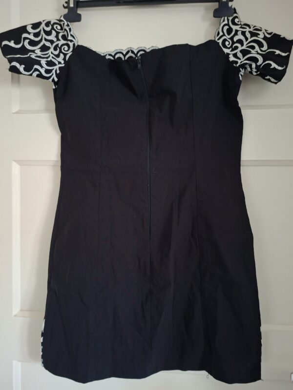 Jurkje zwart wit borduurwerk off-shoulder maat XS/S