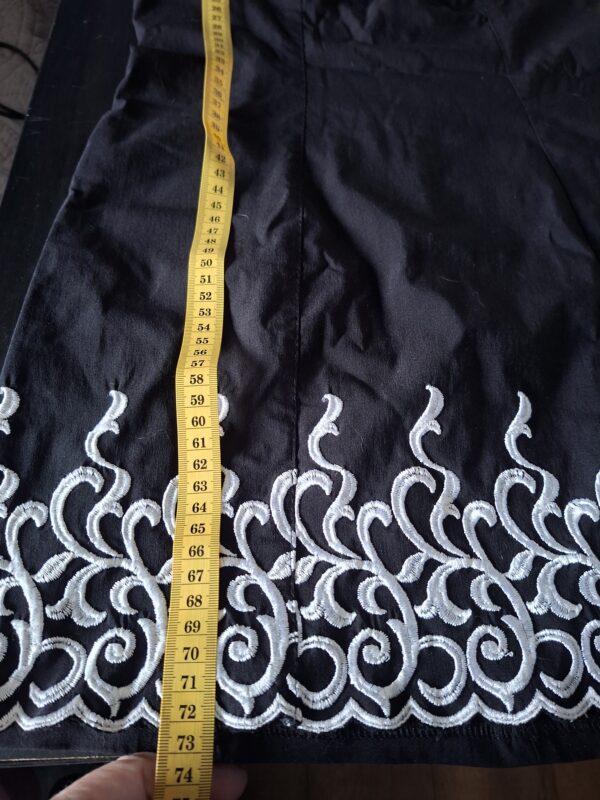 Jurkje zwart wit borduurwerk off-shoulder maat XS/S