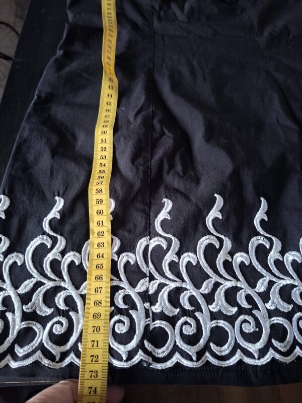 Jurkje zwart wit borduurwerk off-shoulder maat XS/S