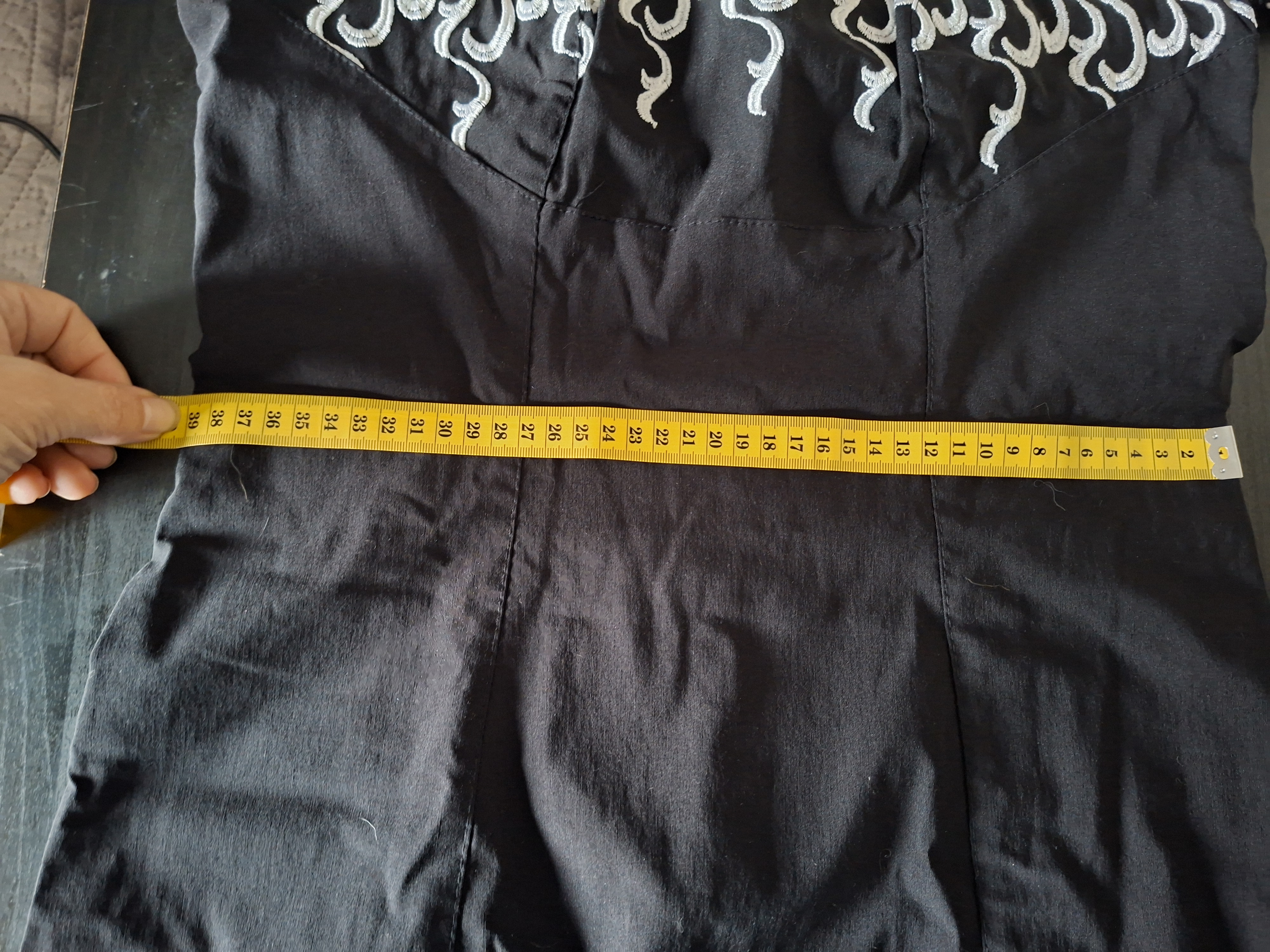 Jurkje zwart wit borduurwerk off-shoulder maat XS/S