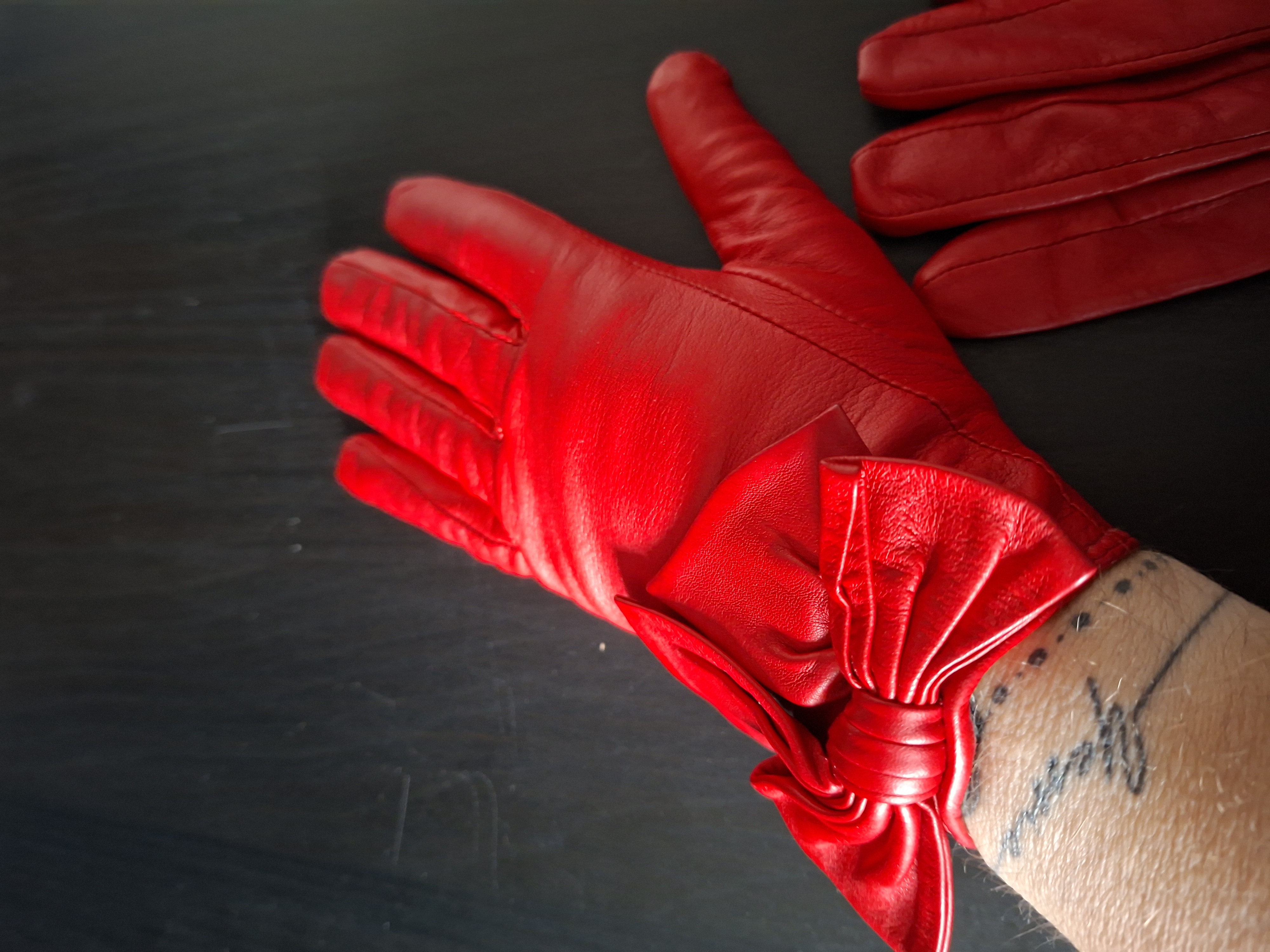 20260307_170312 Leren handschoenen rood met strik maat XS/S