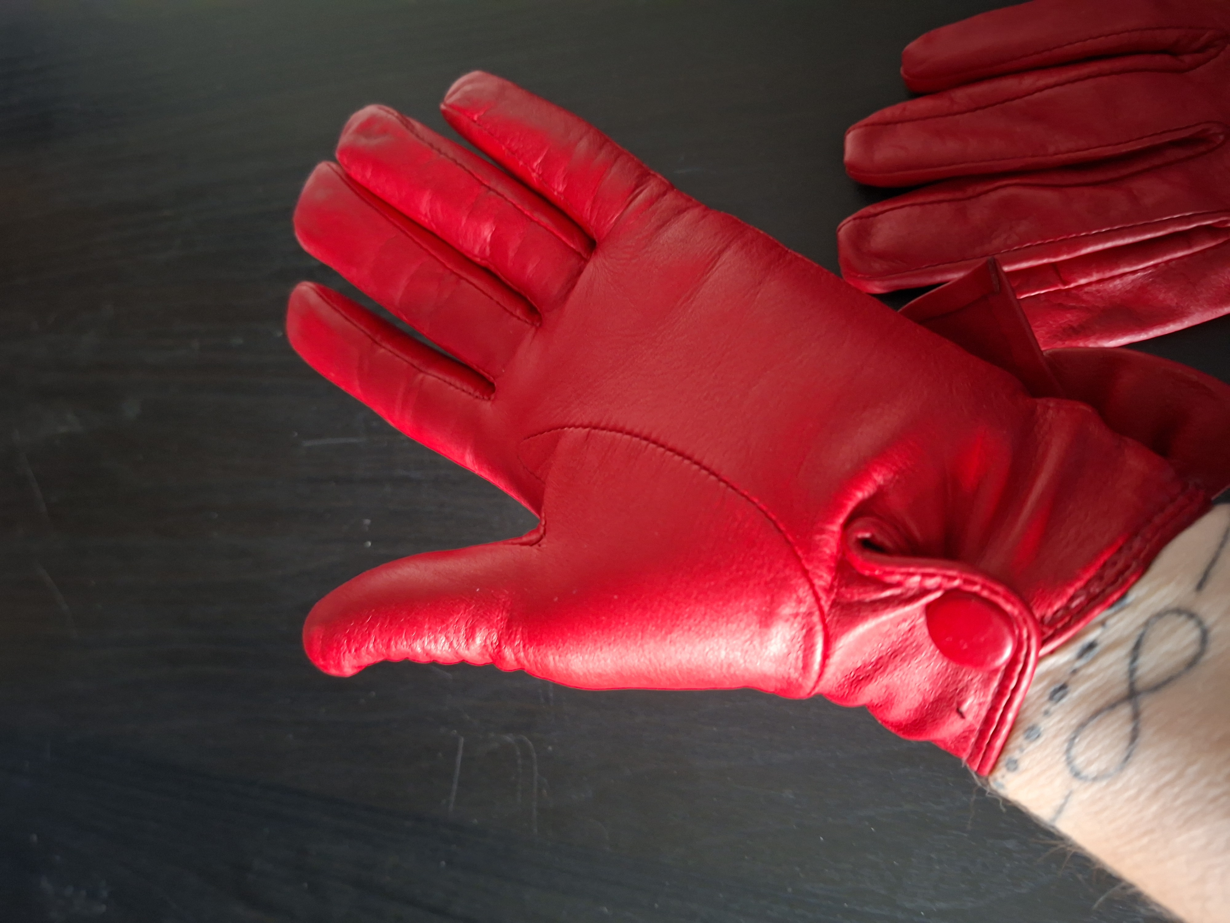 20260307_170317 Leren handschoenen rood met strik maat XS/S