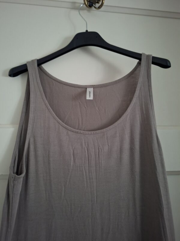 20260307_172018 Soya Concept maxi jurk taupe mouwloos maat M