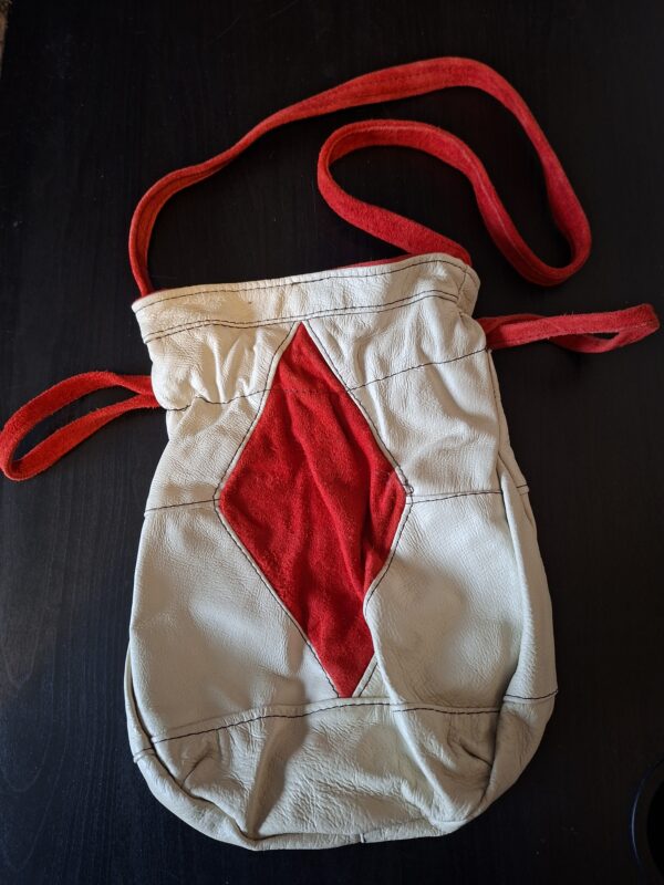 Lederen buideltasje crème rood suède handgemaakt